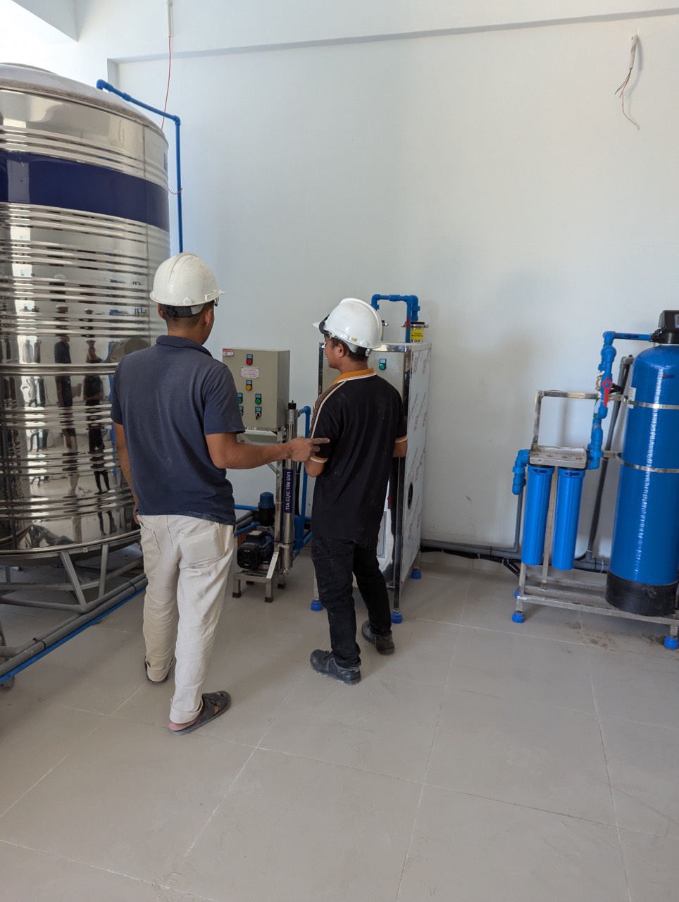 Cách súc rửa hệ thống cột lọc, đường ống khi RO không ra nước